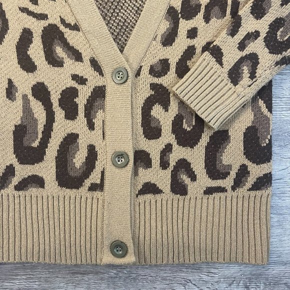 TOBI Brown Leopard Cheetah Animal Print Warm Cozy 3-Button V-Neck Cardigan Sz Md - Picture 2 of 4